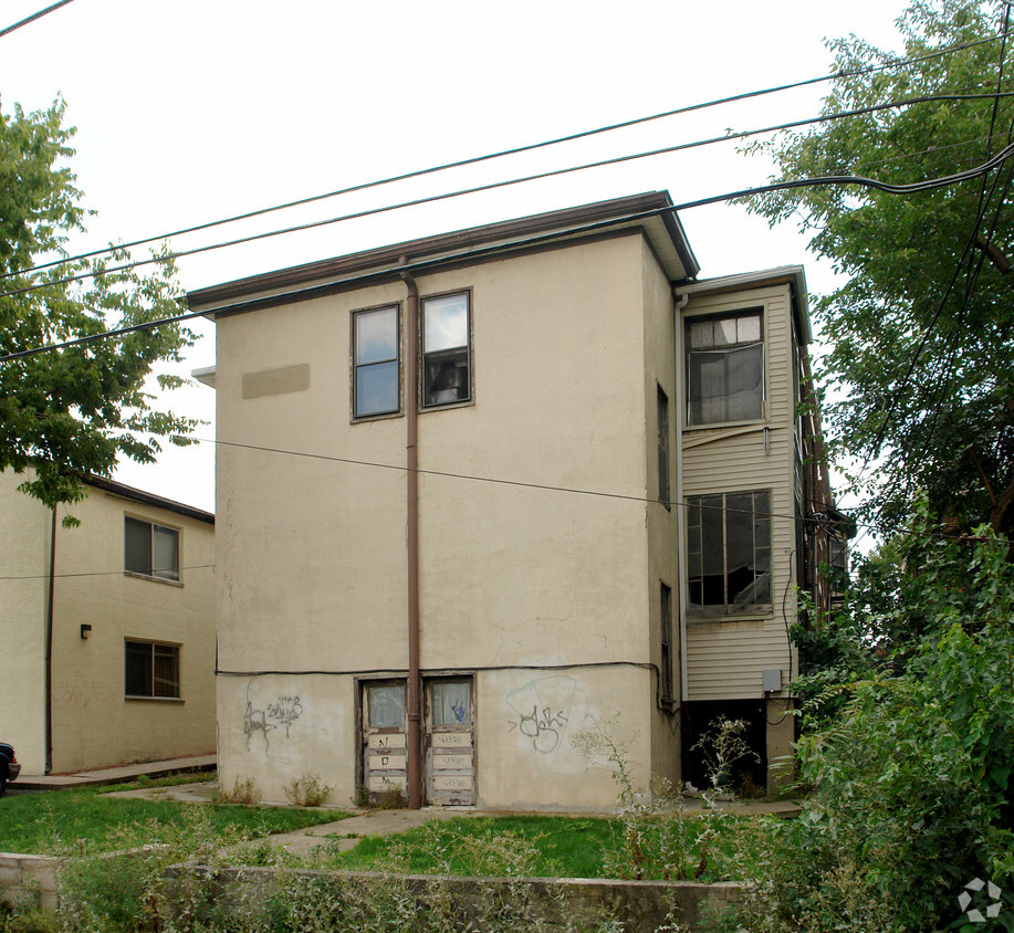 Building Photo - 1709-1713 Summit St