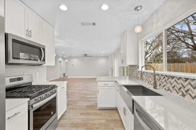 Foto del edificio - Stunning 3-Bedroom Single Family Home on C...
