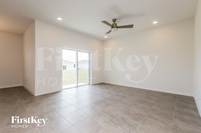 Foto del edificio - 527 Crown Rose Dr