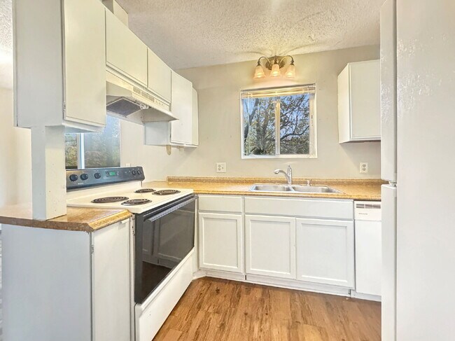 Foto del edificio - Duplex Available Immediately in North Hall