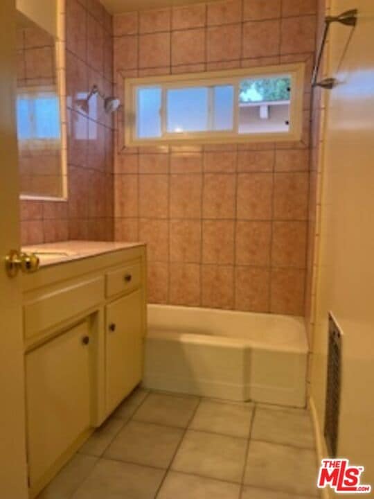 Foto del edificio - 2635 W Imperial Hwy