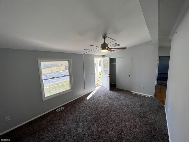 Building Photo - 3 br, 1.5 bath House - 313 West Burlington...