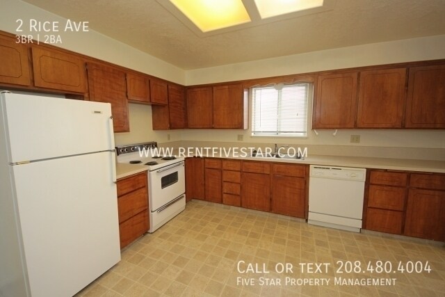 Building Photo - 3 Bedroom Duplex Near ISU! Visit rentfives...