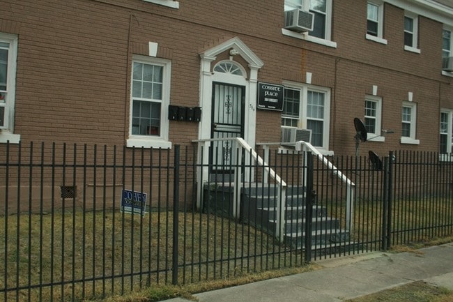Building Photo - 364 Cossitt Pl