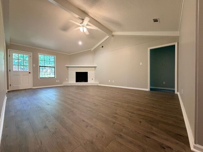 Foto del edificio - Buy or Lease!