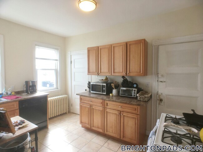 Building Photo - 75 Elmira St