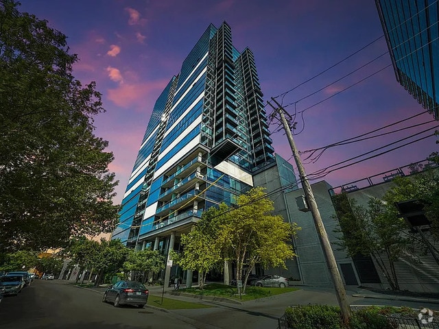 Building Photo - 860 W Blackhawk St