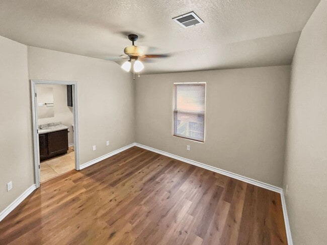 Building Photo - Move In Ready