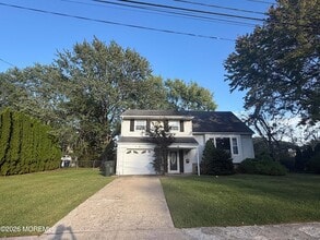 Building Photo - 6 Roslyn Dr