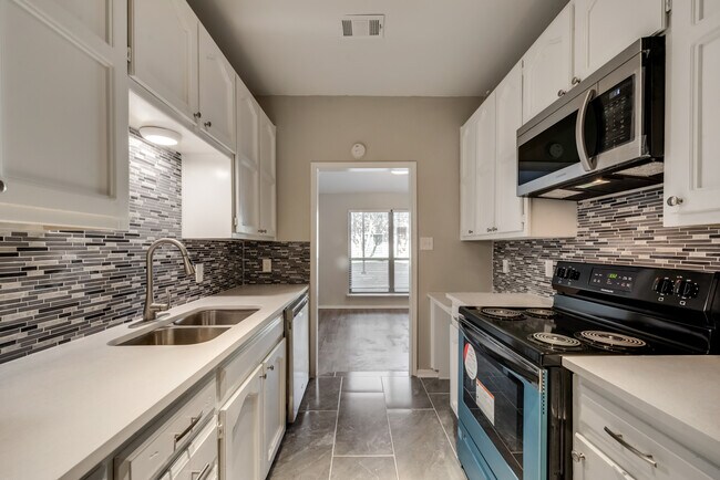 Building Photo - 520 Norwood Plz