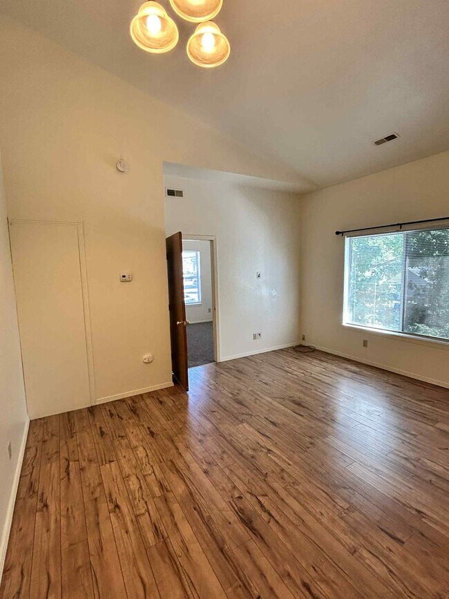 Foto del edificio - Perfect 1 bedroom 1 bath 6th & Hays Downto...