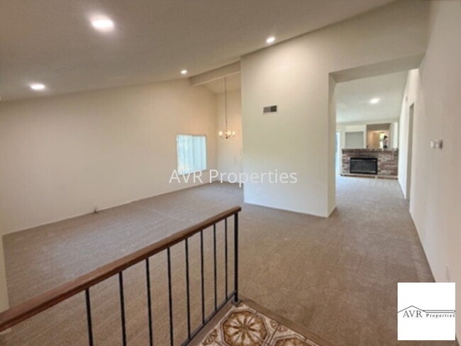 Foto del edificio - Gorgeous backyard with new carpets and paint