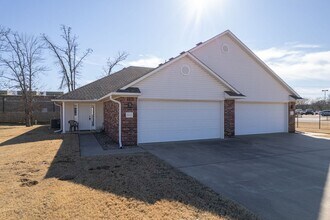 Building Photo - 5802 Park Valley Cir