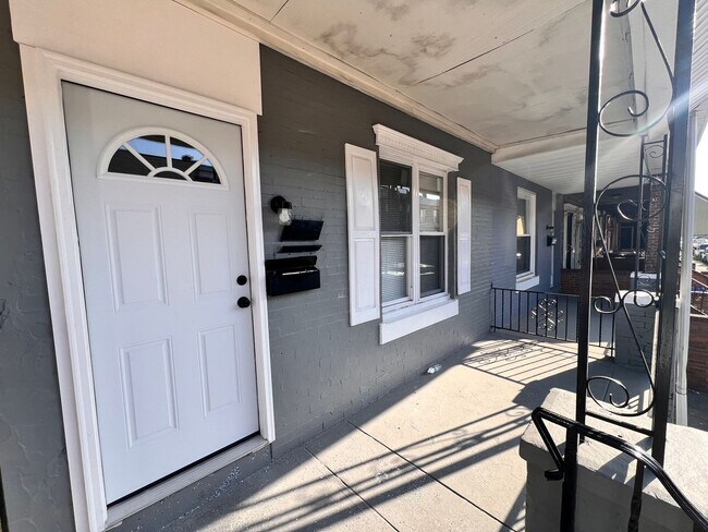 Foto del edificio - 3-Bedroom Row Home in Philadelphia with Modern Finishes and Front Porch