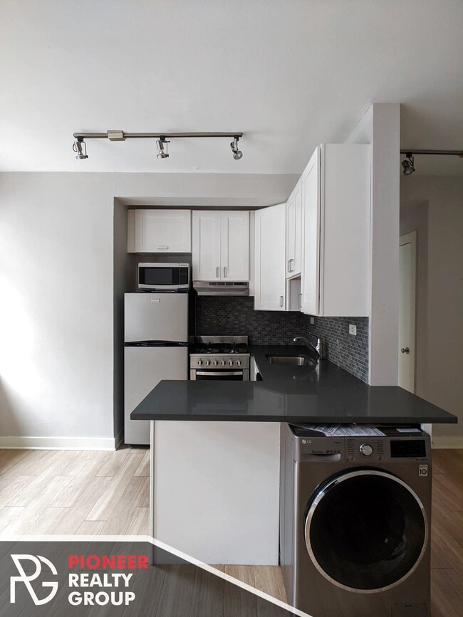 Building Photo - 517 W Belmont Ave