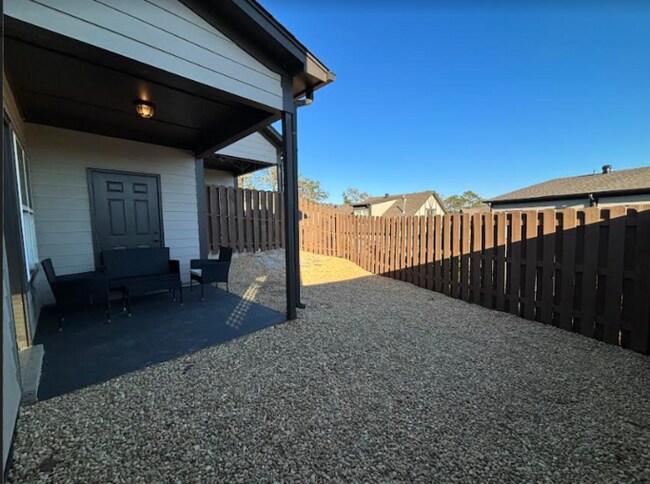 Foto del edificio - Corner unit, fenced-in backyard, 2 car gar...