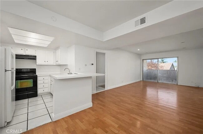 Foto del edificio - "Chic 1-Bed Retreat with Pool & Central Vacuum in Anaheim's Heart – 710 Sq Ft of Hardwood Elegance!"