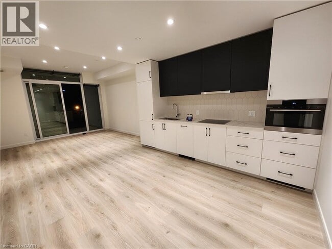 Building Photo - 741 King St W