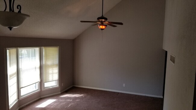 Building Photo - 213 S Brittany Dr