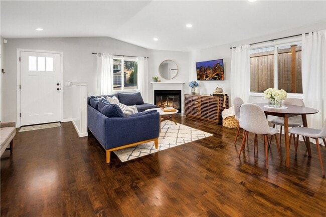 Building Photo - Updated 3 bed, 2 bath home in Greenwood