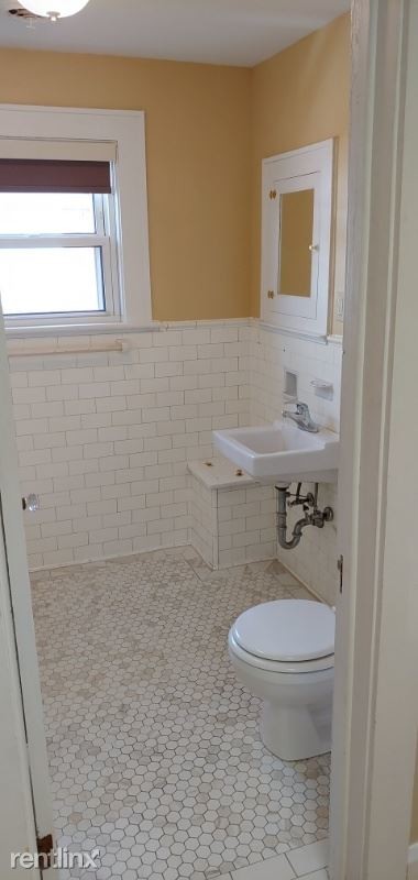 Foto del edificio - 2 br, 1.5 bath Apartment - 1056 W 26th St