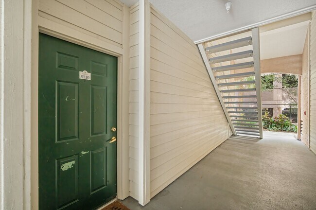 Foto del edificio - Renovated 2BR/2BA Condo With a Garage in I...