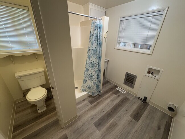 Building Photo - Single-Level Gresham Home / Large Backyard / Gardeners Welcome