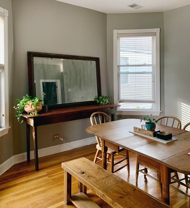 Comedor - 1306 N Kedzie Ave