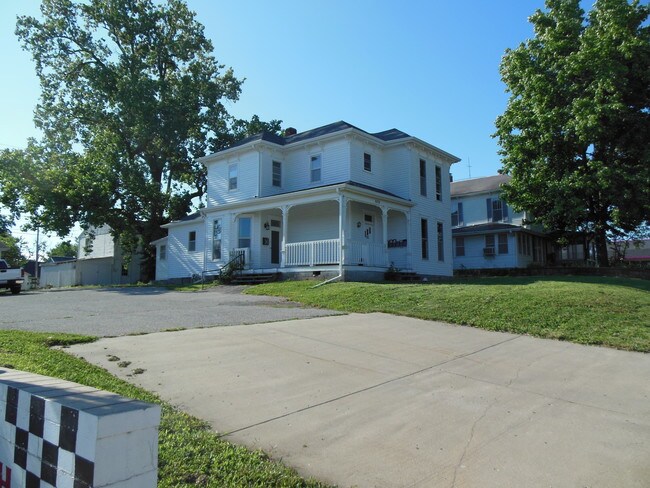 Building Photo - 609 S Maguire St