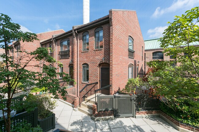 Sunny End Unit - 1080 Paper Mill Ct