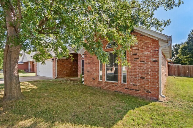Building Photo - Bright & Beautiful 4 Bedroom Home with Fenced Yard and Modern Upgrades!