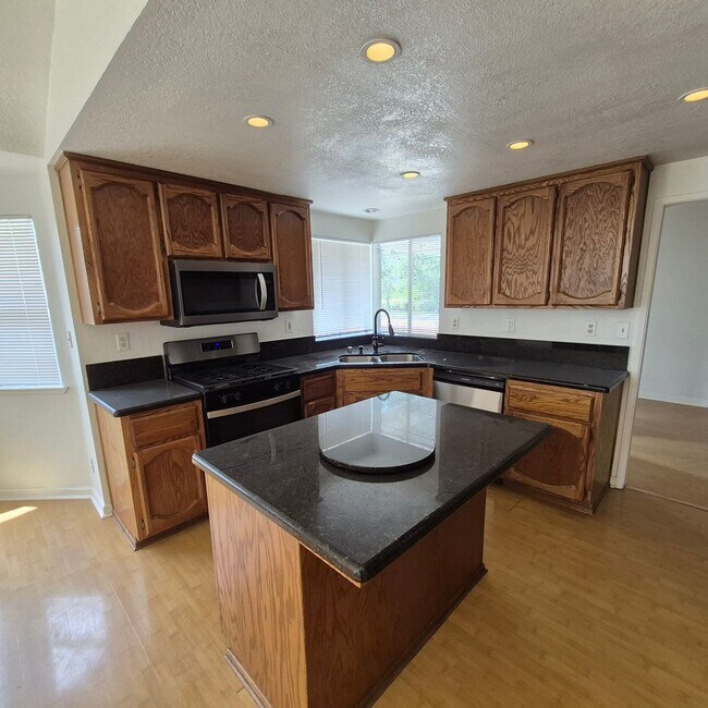 Foto del edificio - Spacious 4 bedroom available in Roseville, Good schools nearby.