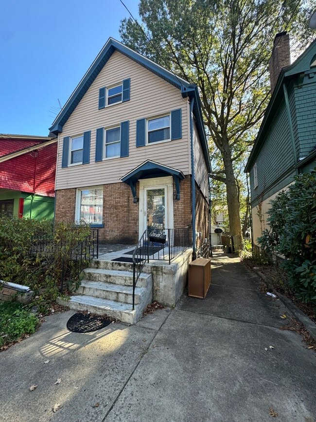 Foto del edificio - 5 Bedroom 2.5 Bath in Squirrel Hill
