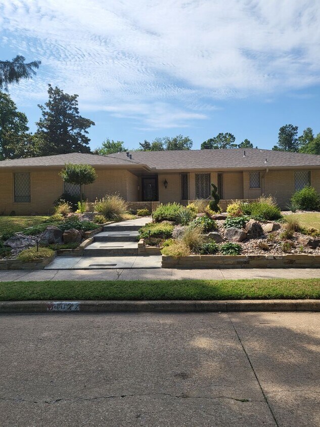Primary Photo - (2-3) Bed/(2) Bath Home in South Core Norman!