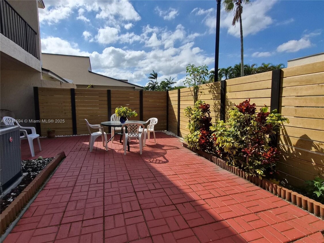 Primary Photo - 10904 SW 72nd St