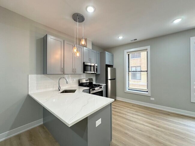 Building Photo - 435 W Belden Ave