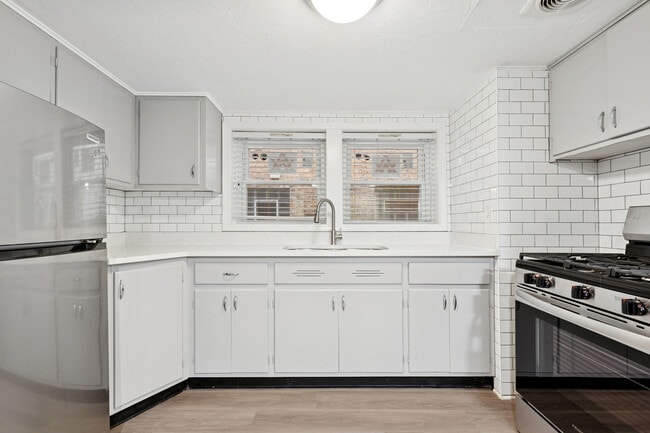 Building Photo - 3636 N Claremont Ave