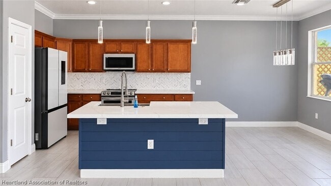 Building Photo - 261 Raven Ave