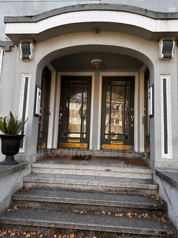 Foto principal - 2228 Derby St