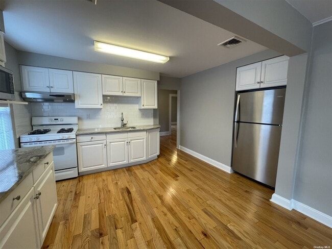 Building Photo - 378 Scranton Ave