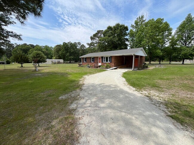 Foto del edificio - 2133 Catherine Lake Rd