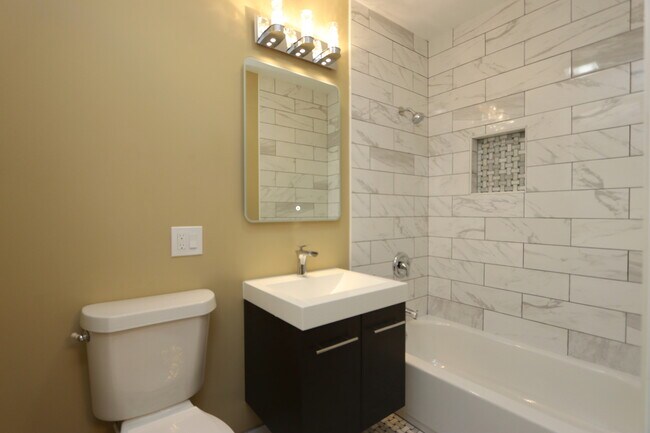 Foto del edificio - 2433 N Kedzie Blvd