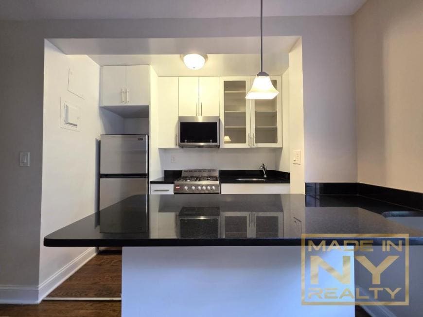Primary Photo - 1 bedroom in SUNNYSIDE GARDENS NY 11104