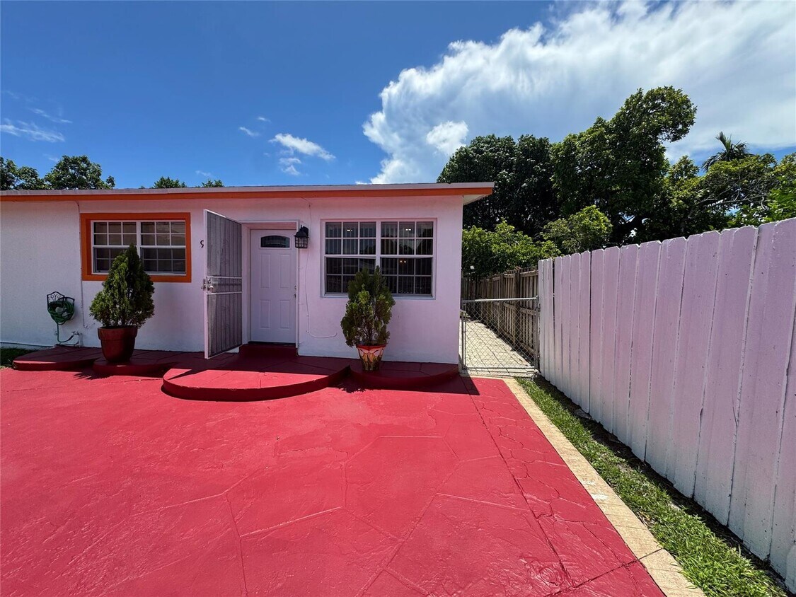 Primary Photo - 910 NW 43rd St