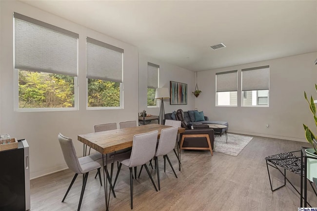 Building Photo - Beautiful 2 bedroom, 2.5 Bath Townhome in Eagle Rock is now available!