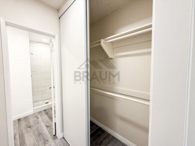 Foto del edificio - 6039 Whitsett Ave