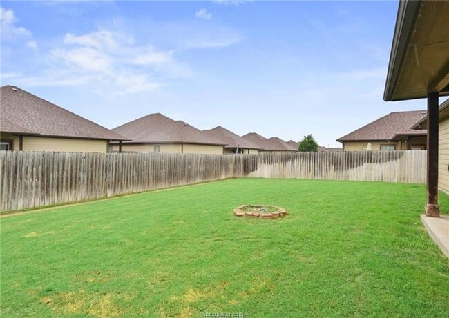 Building Photo - 418 Hayes Ln