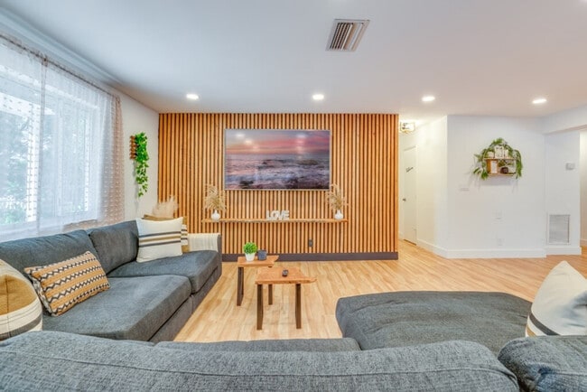 Building Photo - 1814 NW 14th Ave