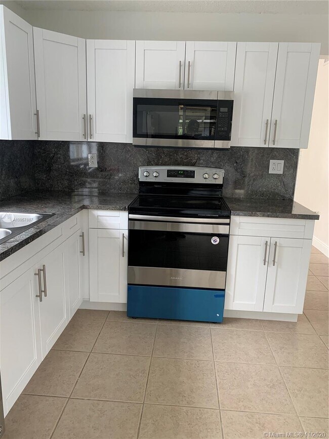 Foto del edificio - 8605 NW 192nd Terrace