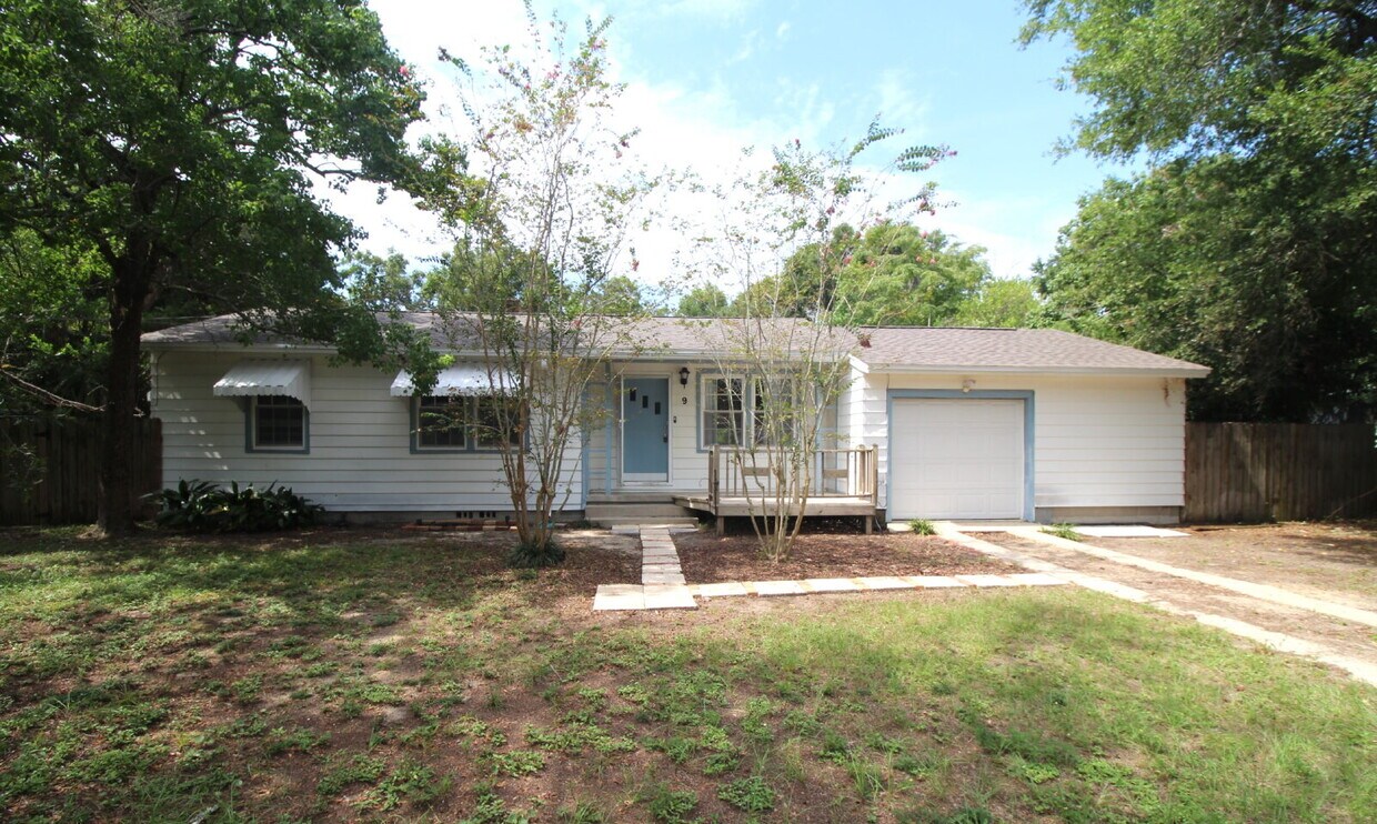 Foto principal - Coming Available 9/8! 3-Bedroom Near Downt...